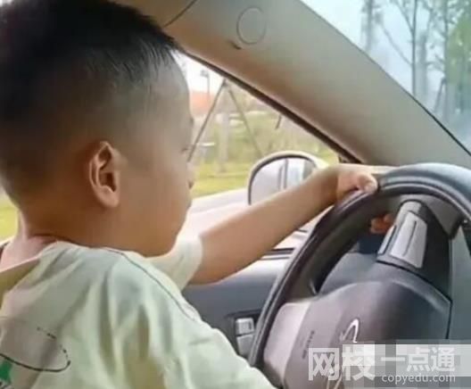5歲孩子開車上路媽媽還說開得好 具體是怎么回事?