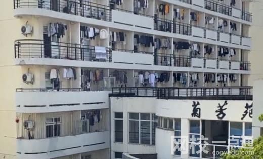 學(xué)校查寢男生宿舍外垃圾堆成山 這一看平時沒少積攢存貨啊