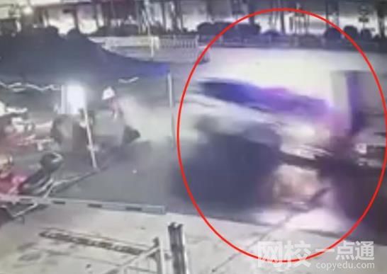 廣西一醉酒男子盜警車后撞三輪車 附近的攤位也被快速行駛的警車撞倒