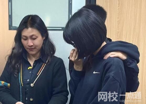 把父親送進(jìn)監(jiān)獄后 她仍不原諒母親 這到底是為什么?
