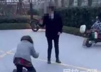 保潔被扣工資向領導下跪?警方回應 內幕曝光簡直太意外了