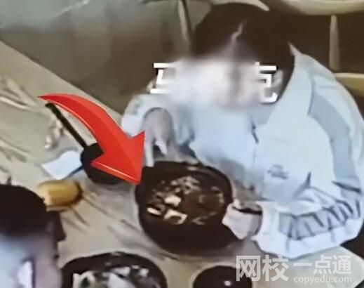 女子帶孩子吃飯故意往菜里扔頭發 原因竟是這樣太可惡了