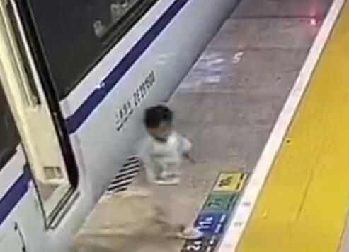 高鐵即將關門2歲娃突然跑下車 站臺工作人員飛奔過去一把抱起孩子
