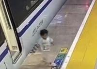 高鐵即將關門2歲娃突然跑下車 站臺工作人員飛奔過去一把抱起孩子