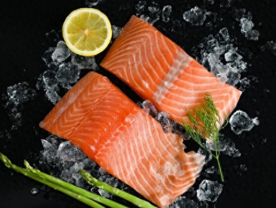 顧客舉報(bào)胖東來(lái)隔夜三文魚(yú)獲賠10萬(wàn) 為什么引熱議？
