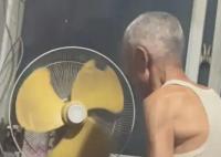 爺爺的電扇正確打開方式是“扒拉” 這也太有情懷了