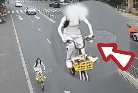 女子拿手機(jī)騎單車(chē)摔倒身亡 實(shí)在太悲劇