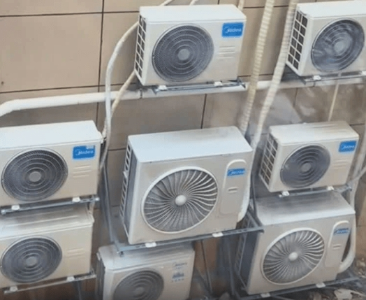 銀行對著居民樓裝8臺空調外機 為什么引爭議？