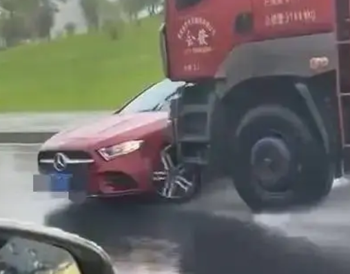 頂推奔馳車司機(jī)分心打電話4分鐘 實在太恐怖了