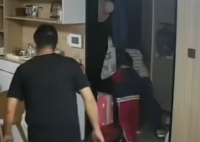 地震瞬間一家四口帶行李秒出門(mén) 很快就跑下樓了