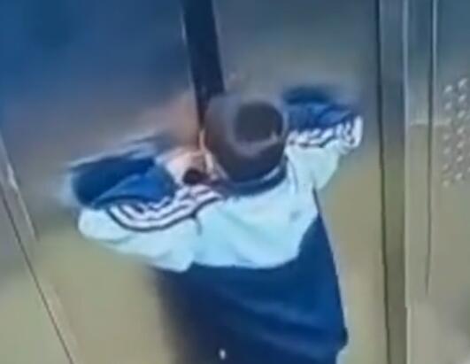 小孩因電梯故障被困徒手扒開門逃生 實(shí)在太恐怖了
