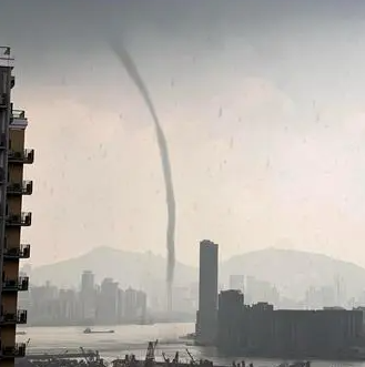 香港維多利亞灣現(xiàn)巨大水龍卷 實(shí)在太罕見了