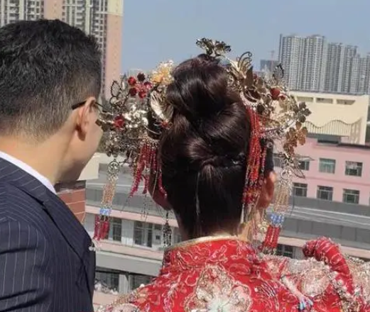 新人結(jié)婚獲對(duì)面學(xué)校學(xué)生大聲祝福 實(shí)在太暖心了