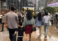 重慶斷崖式降溫后市民亂穿衣 現在街上是春夏秋冬