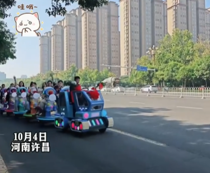 新人結(jié)婚用商場(chǎng)搖搖車當(dāng)婚車 這也太可愛(ài)了