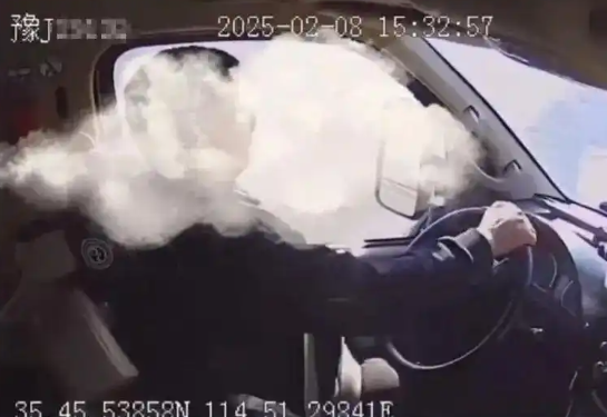 高速路女子與司機爭吵 車輛失控 為什么失控什么情況？