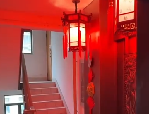 男子家門口布置風(fēng)水陣嚇壞鄰居 究竟是怎么回事？