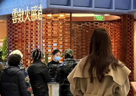 杭州網紅餐廳吃飯要排9小時隊 為什么這么火爆？