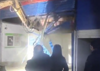 多家商戶招牌夜間被拆 官方回應 為什么被拆什么情況？
