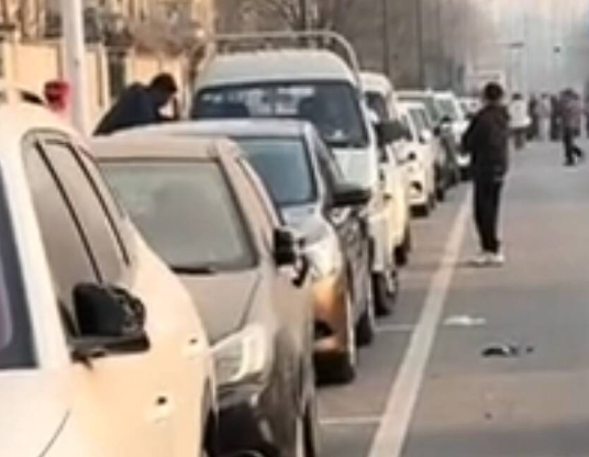 四五十輛車反光鏡被砸?知情人回應 究竟是怎么回事？