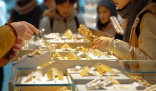 金價(jià)大跳水 有人“入手即虧” 為什么跌的這么快？