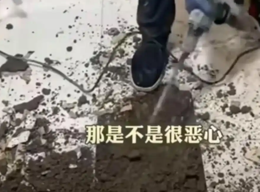 女子吐槽樓上鄰居馬桶正對(duì)自家廚房 實(shí)在太讓人惡心了