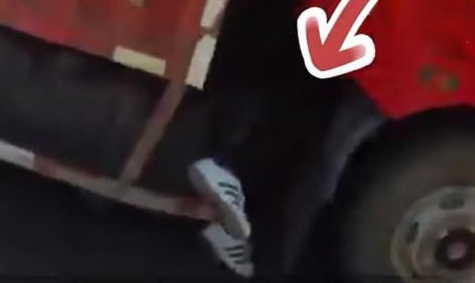 路人看到貨車里現(xiàn)疑似人腳嚇得報警 到底是什么情況？