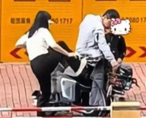妻子屢次猛踹電動車 丈夫默默扶車 究竟是怎么回事？