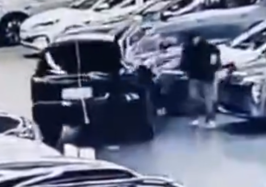 沈陽車展一SUV引發(fā)多車碰撞受損 為什么撞車？