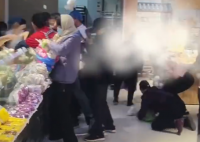 超市回應(yīng)將饅頭扔地上給大爺大媽搶 為什么引爭(zhēng)議？