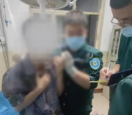 急救人員回應(yīng)男子脖子被扎燒烤簽 實(shí)在太可怕了