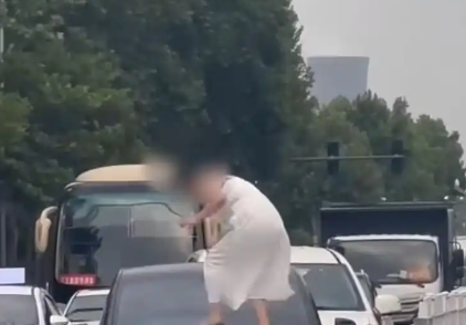 女子路上持械打砸多輛車被逮捕 究竟是怎么回事？