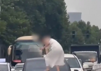 女子路上持械打砸多輛車被逮捕 究竟是怎么回事？