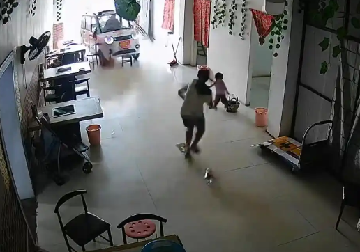 11歲姐姐飛身救妹 爺爺稱不要賠償 簡(jiǎn)直太危險(xiǎn)了