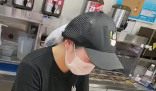 騎手安慰因訂單多崩潰的女店員 實在太暖心了