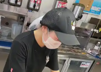 騎手安慰因訂單多崩潰的女店員 實在太暖心了