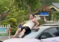 女子當街打砸汽車:系精神病發作 究竟是怎么回事？