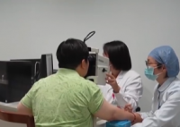 女子長時間久坐刷手機致眼中風 究竟是怎么回事？