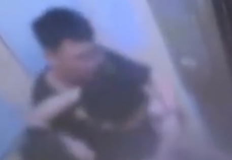 長沙一醉酒男子電梯內撕扯女孩頭發 實在太恐怖了