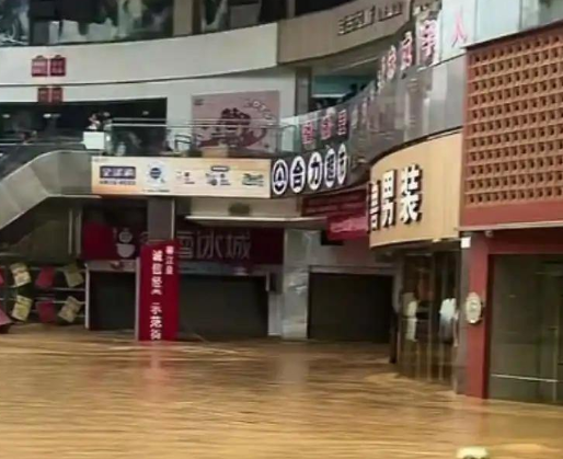 榕江最大商場被淹 老板:100萬打水漂 實在太悲劇了