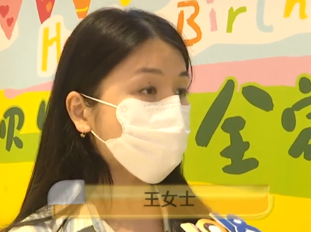 6歲女孩被西貝服務員拍照當背景圖 實在太恐怖了