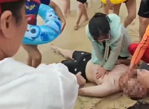 男子海邊溺水 女孩挺身而出挽救生命 實在太感人了