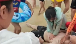 男子海邊溺水 女孩挺身而出挽救生命 實在太感人了