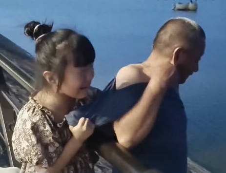爺爺想下河撈玩具被孫女緊緊拉住 實在太暖心了