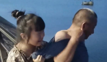 爺爺想下河撈玩具被孫女緊緊拉住 實在太暖心了