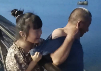爺爺想下河撈玩具被孫女緊緊拉住 實(shí)在太暖心了